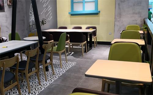快餐廳桌椅批發定制需要注意什么呢?快餐廳桌子尺寸一般是多少?