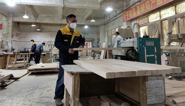 海德利總經(jīng)理谷先生每天親臨一線，親自操作機器參與生產(chǎn)