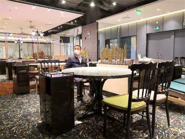 海德利家具創(chuàng)始人谷先生到稻香餐廳體驗桌椅的舒適度