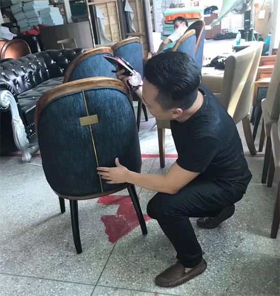 首席設(shè)計(jì)師李勤認(rèn)真檢查椅子的每一個(gè)部件，他經(jīng)常說(shuō)：“好產(chǎn)品就是要做好每一個(gè)細(xì)節(jié)”。